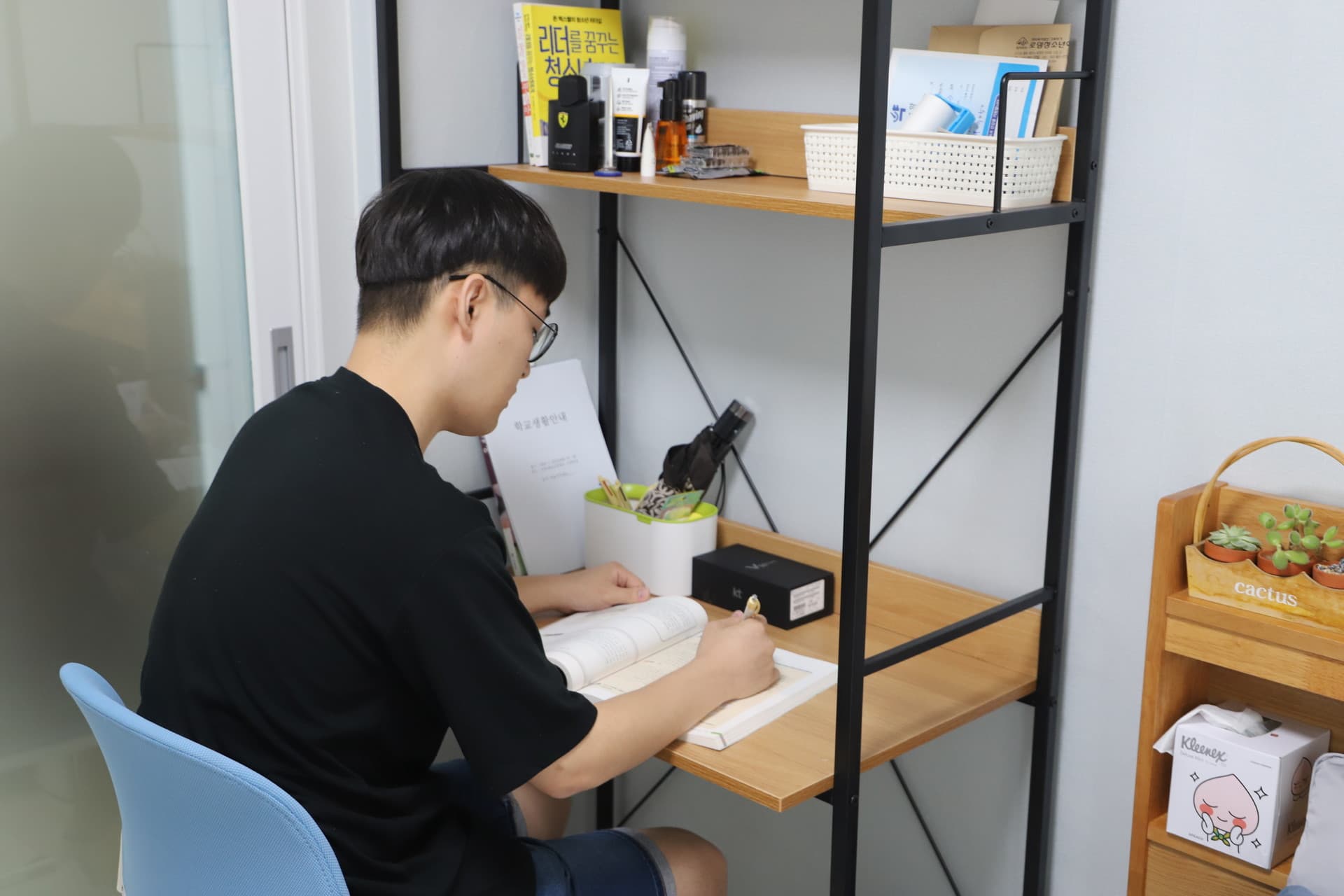 책상에서 공부하는 생활 모습